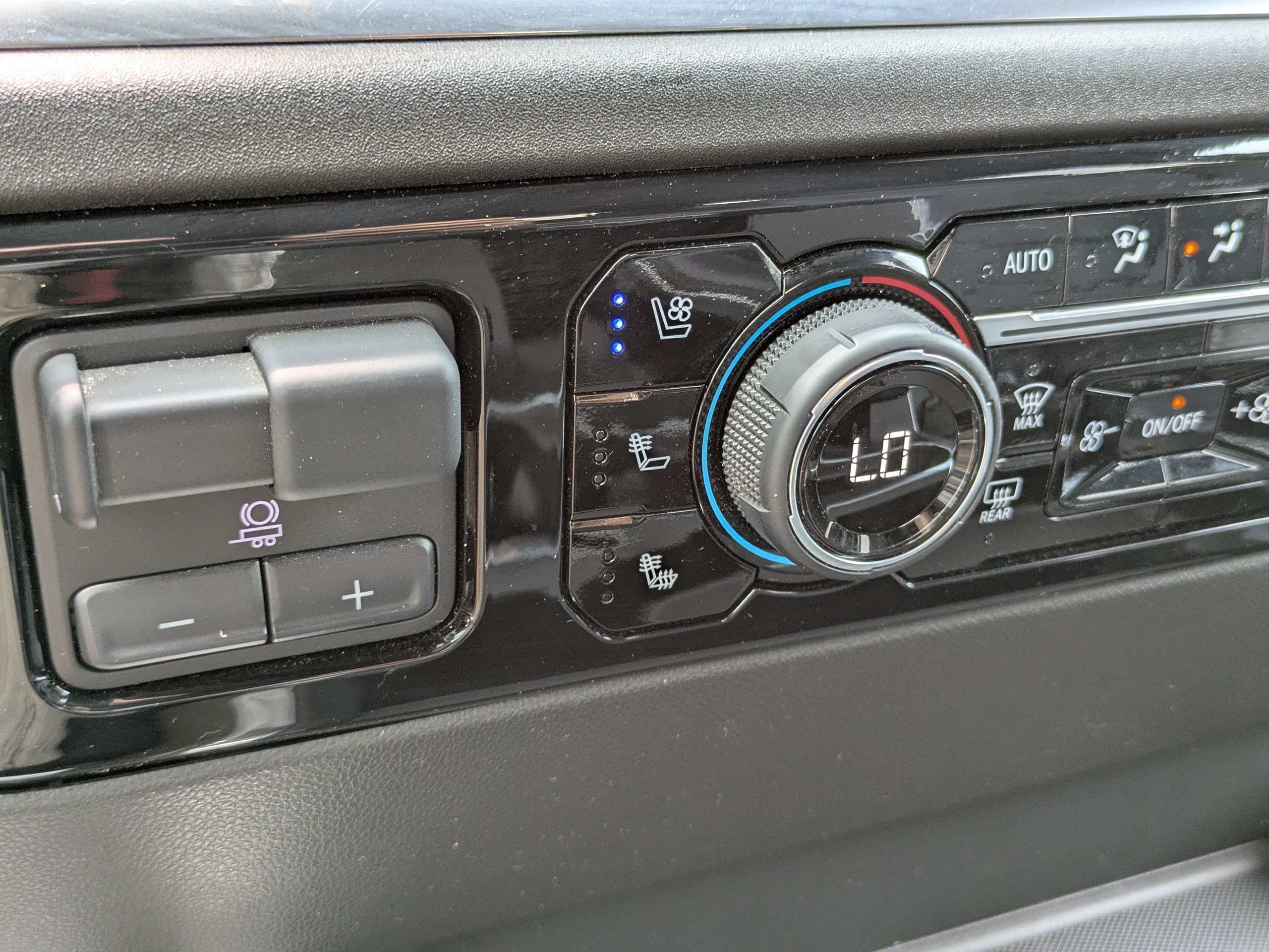 Used 2025 Summit White Chevrolet High Country image 23
