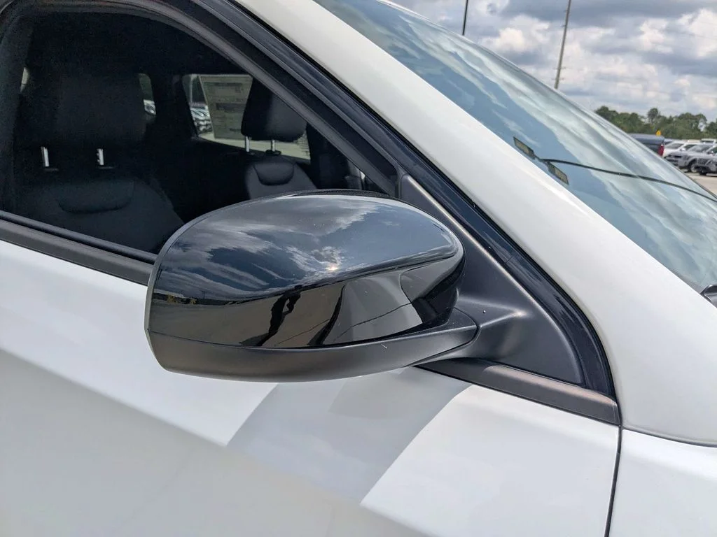 New 2026 White Jeep Latitude image 13