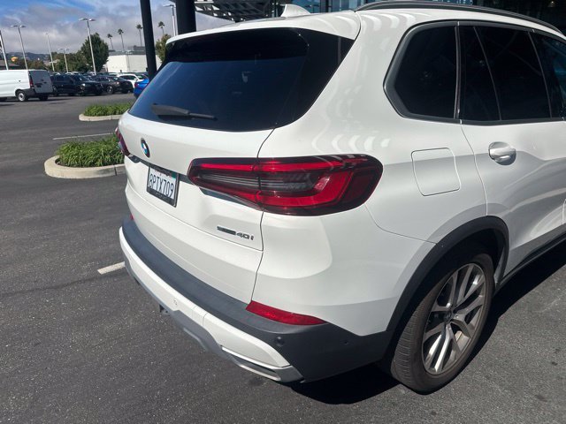 Used 2020 Alpine White BMW sDrive40i 4D Sport Utility image 2