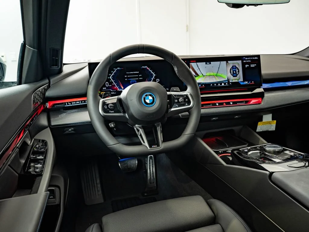 New 2027 Tanzanite Blue II Metallic BMW 550e xDrive image 32