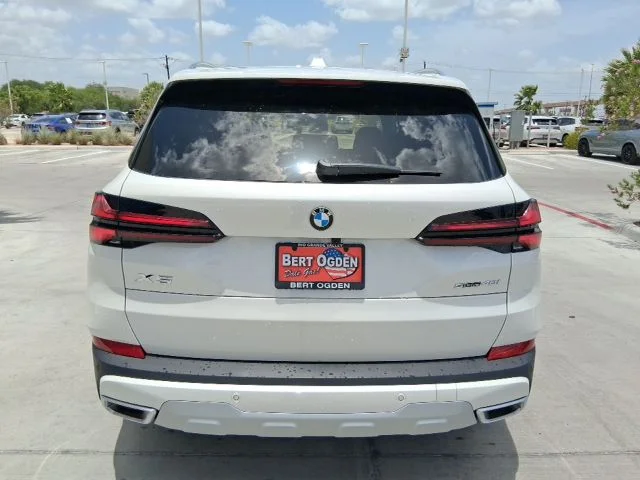 New 2026 Mineral White Metallic BMW sDrive40i image 5