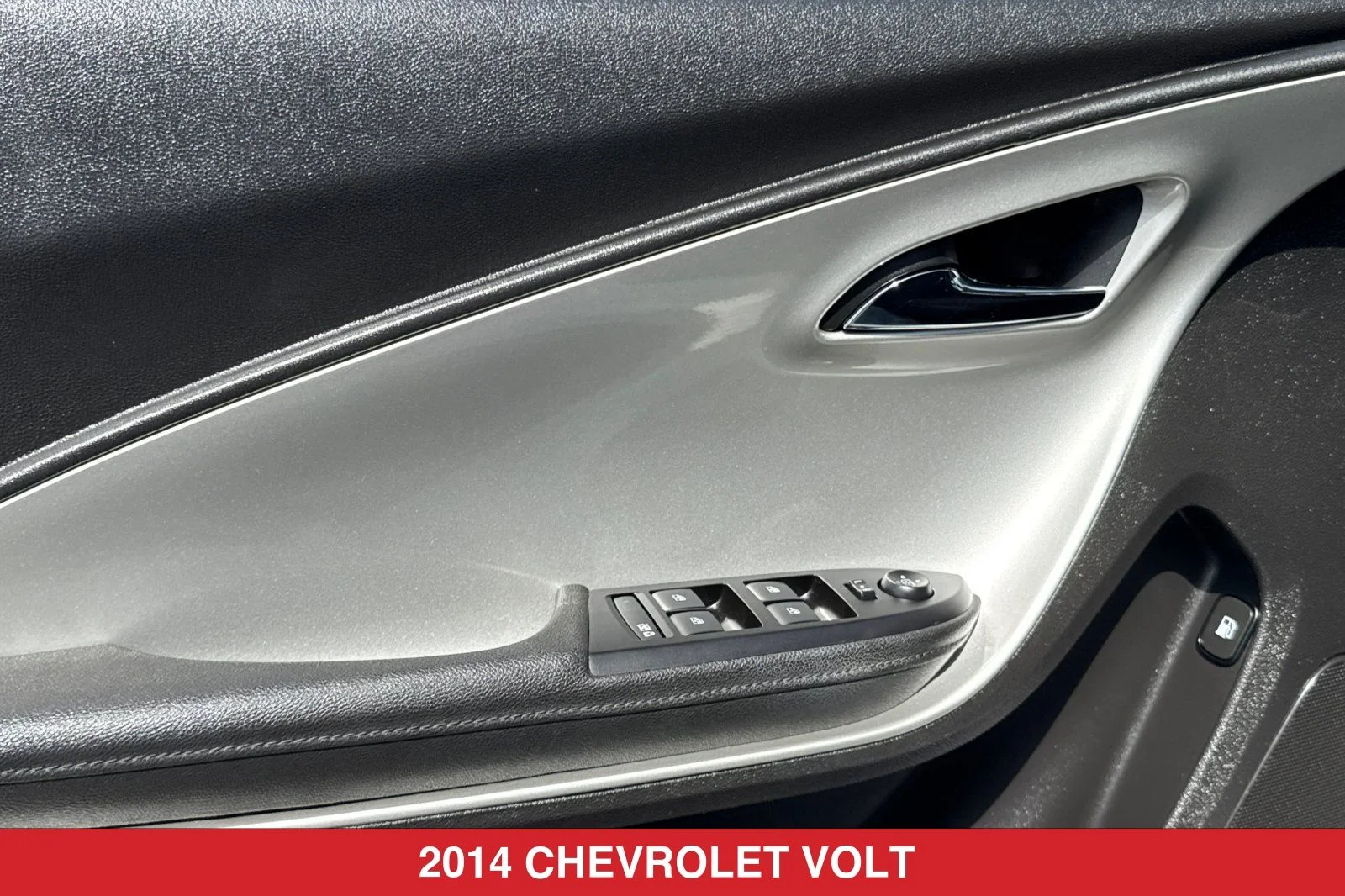 Used 2014 White Chevrolet Base image 12