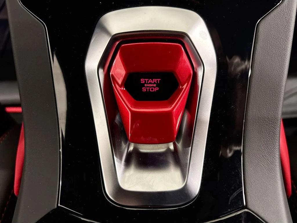 Used 2020 Red Lamborghini Base image 18