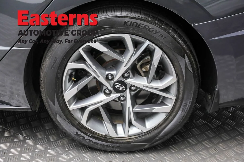 Used 2023 Gray Hyundai SEL image 8