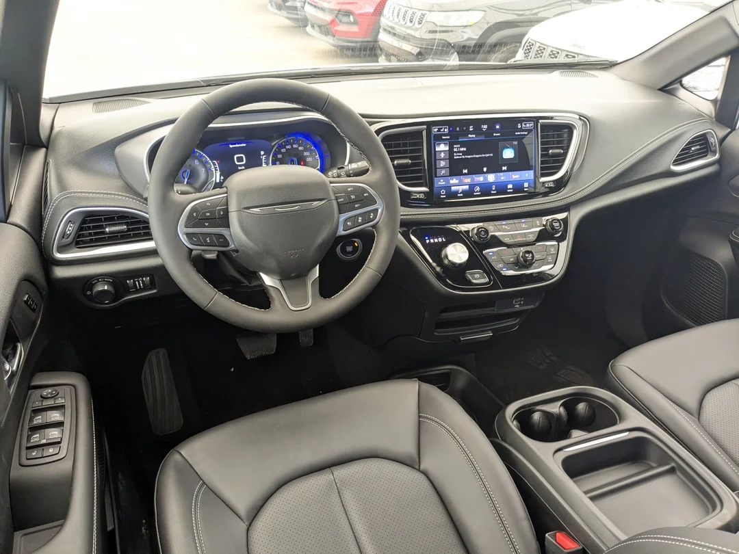 New 2027 White Chrysler Select - - FWD - Stow n Go Seating - Remote Start - Adaptive Cruise w/Stop&Go & More! image 24