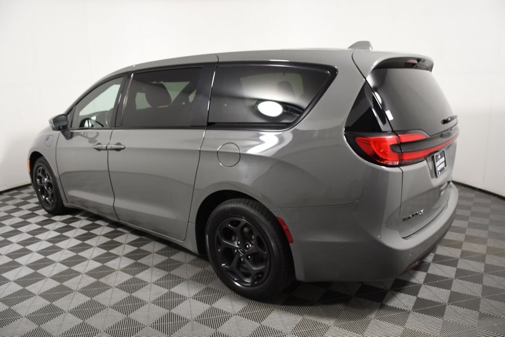 Used 2022 Ceramic Gray Clearcoat Chrysler Limited image 3