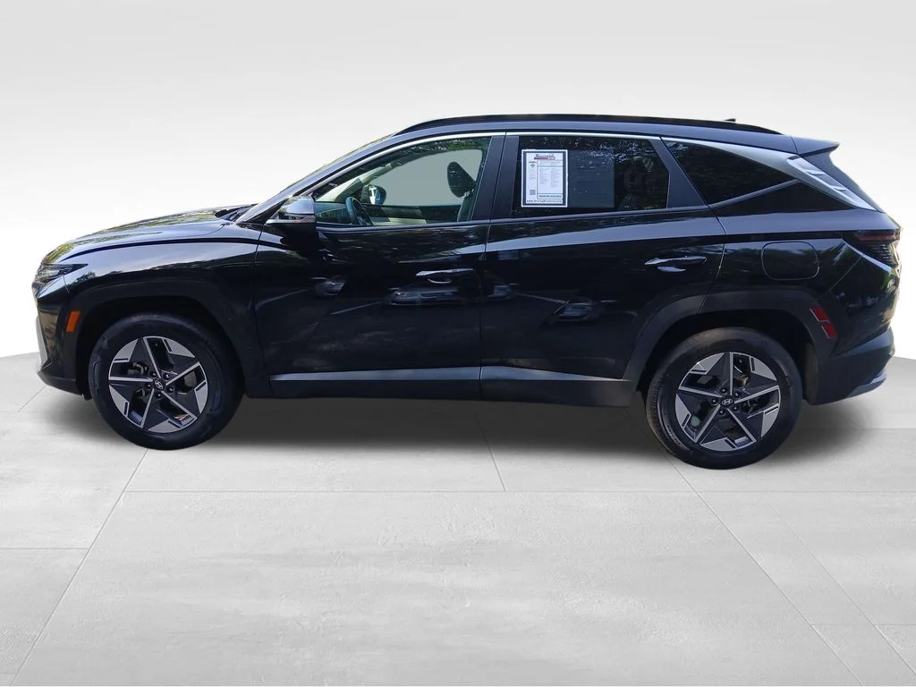 Used 2025 Black Hyundai SEL Convenience image 5