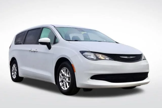 2023 Chrysler Voyager LX's photo