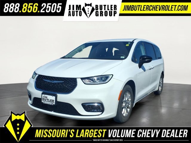 Used 2024  Chrysler Touring L image 1