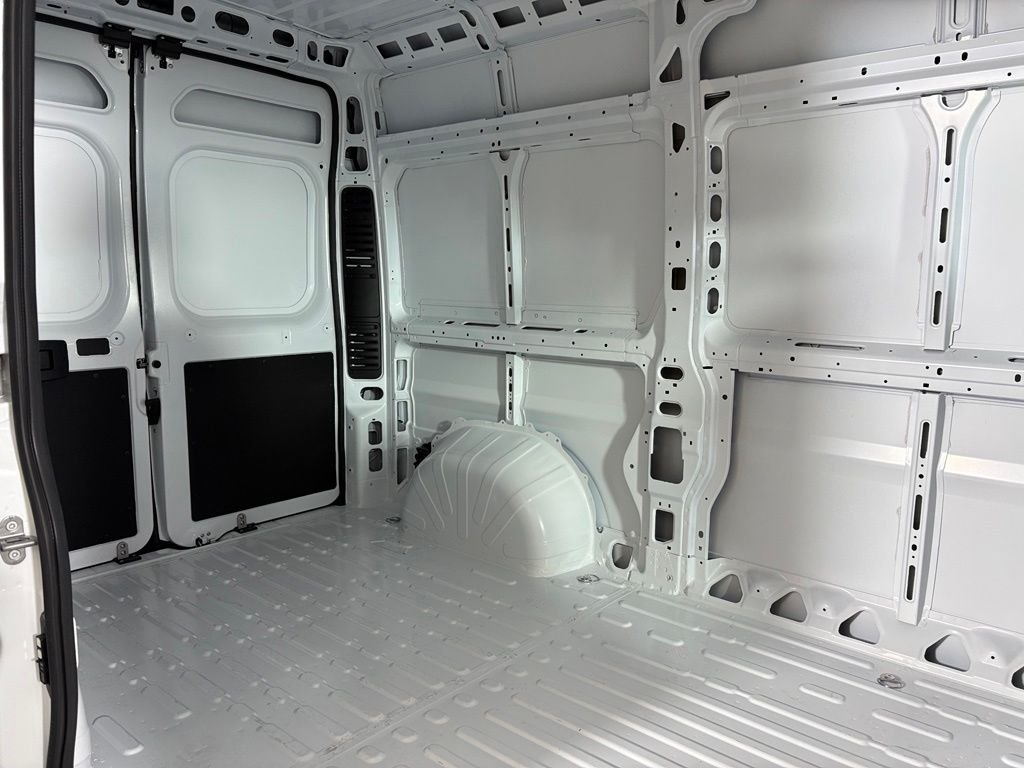 New 2027 Bright White Clearcoat RAM Base image 16