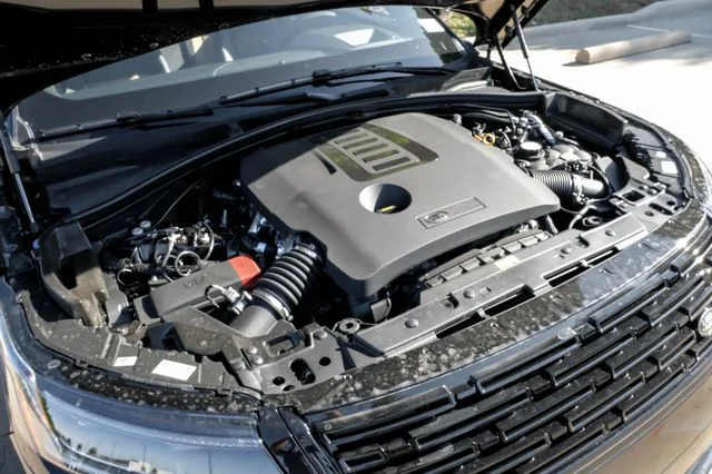 New 2026 Santorini Black Metallic Land Rover Autobiography image 56