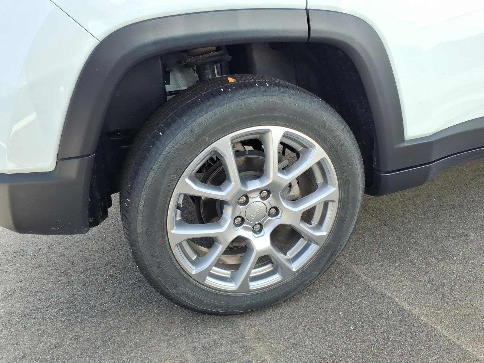 Used 2024 Bright White Clearcoat Jeep Latitude Lux image 11