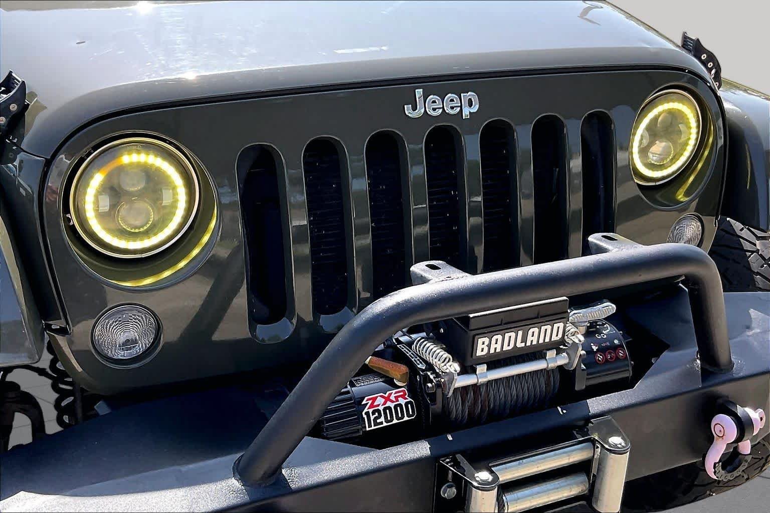 Used 2015 Tank Clearcoat Jeep Sahara image 27