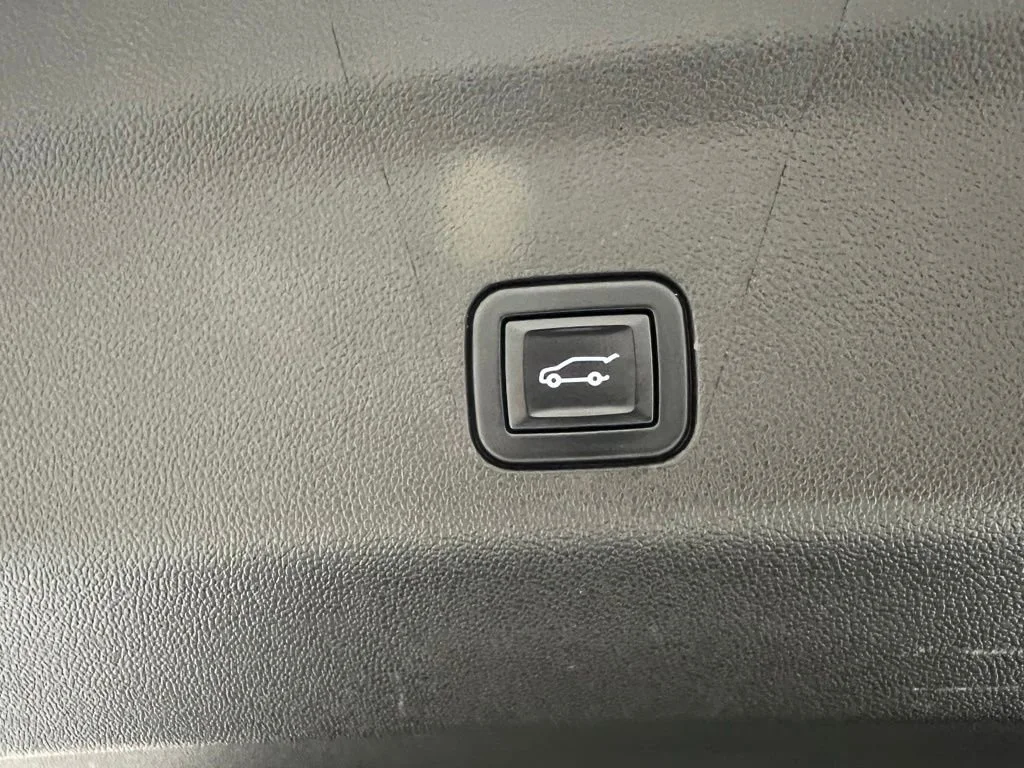 Used 2022 Onyx Black GMC Denali image 29