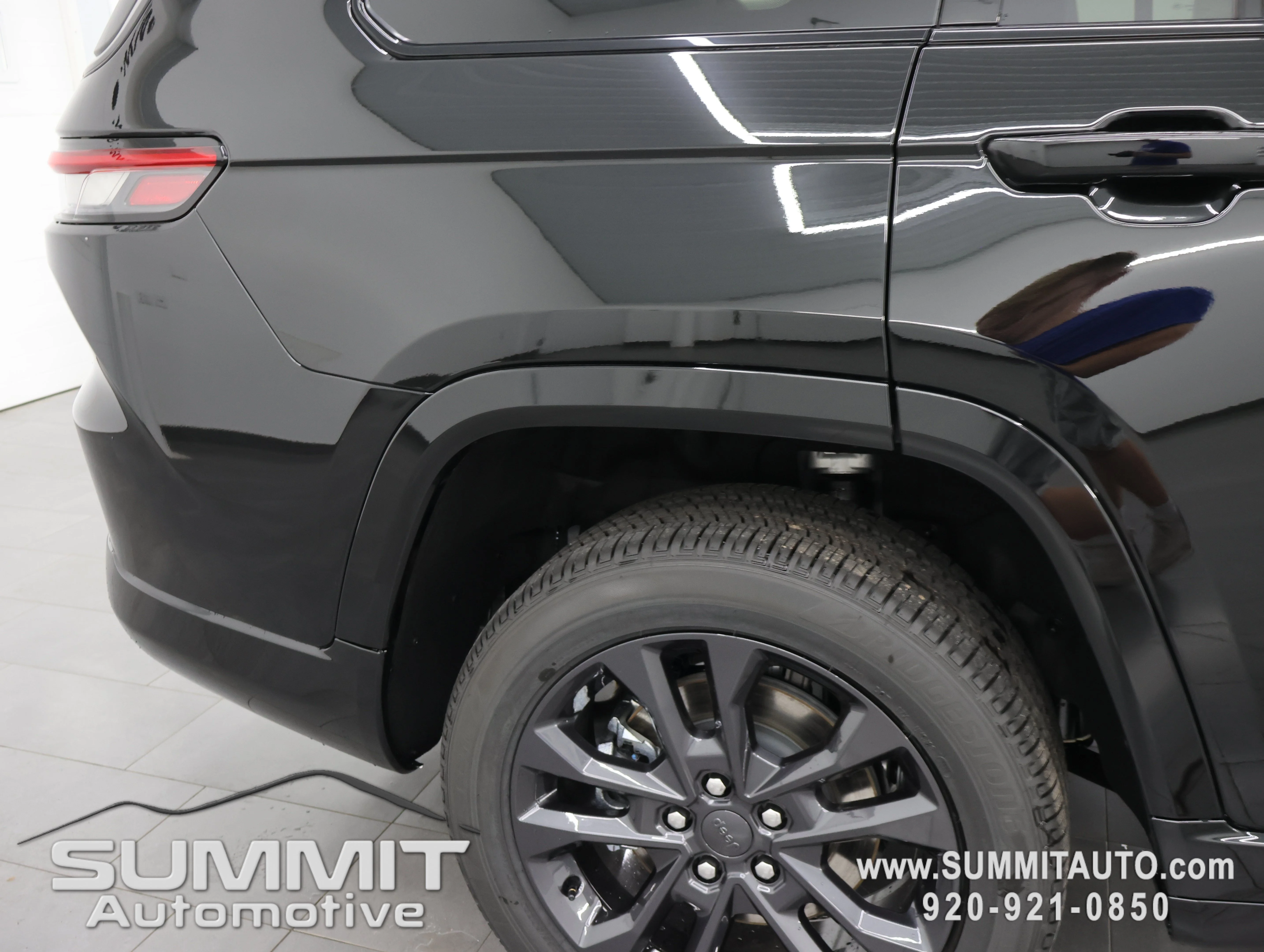 New 2026 Diamond Black Crystal Pearl-Coat Exterior Paint Jeep Limited Reserve image 31