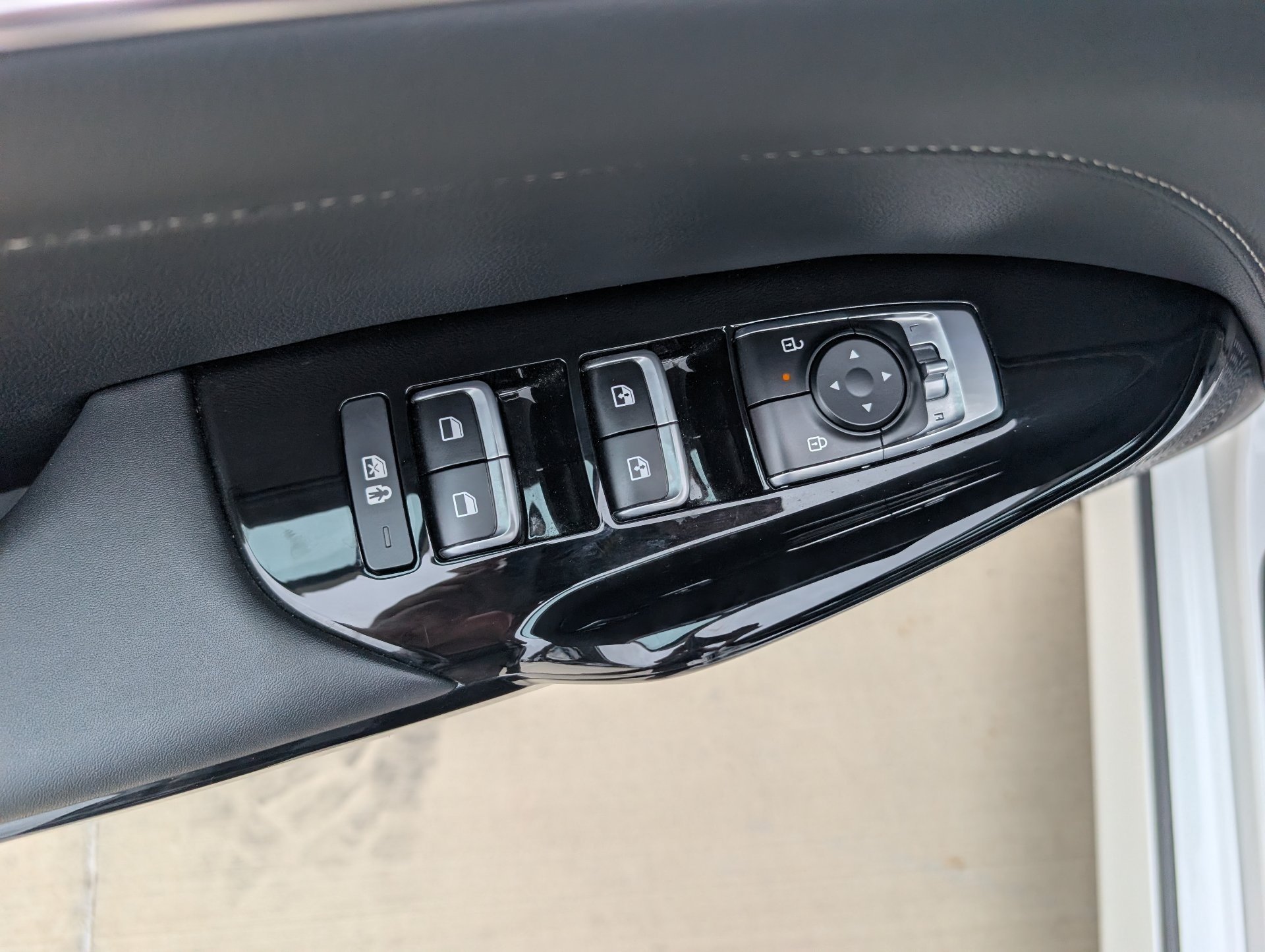 Used 2025 White Kia GT-Line image 22