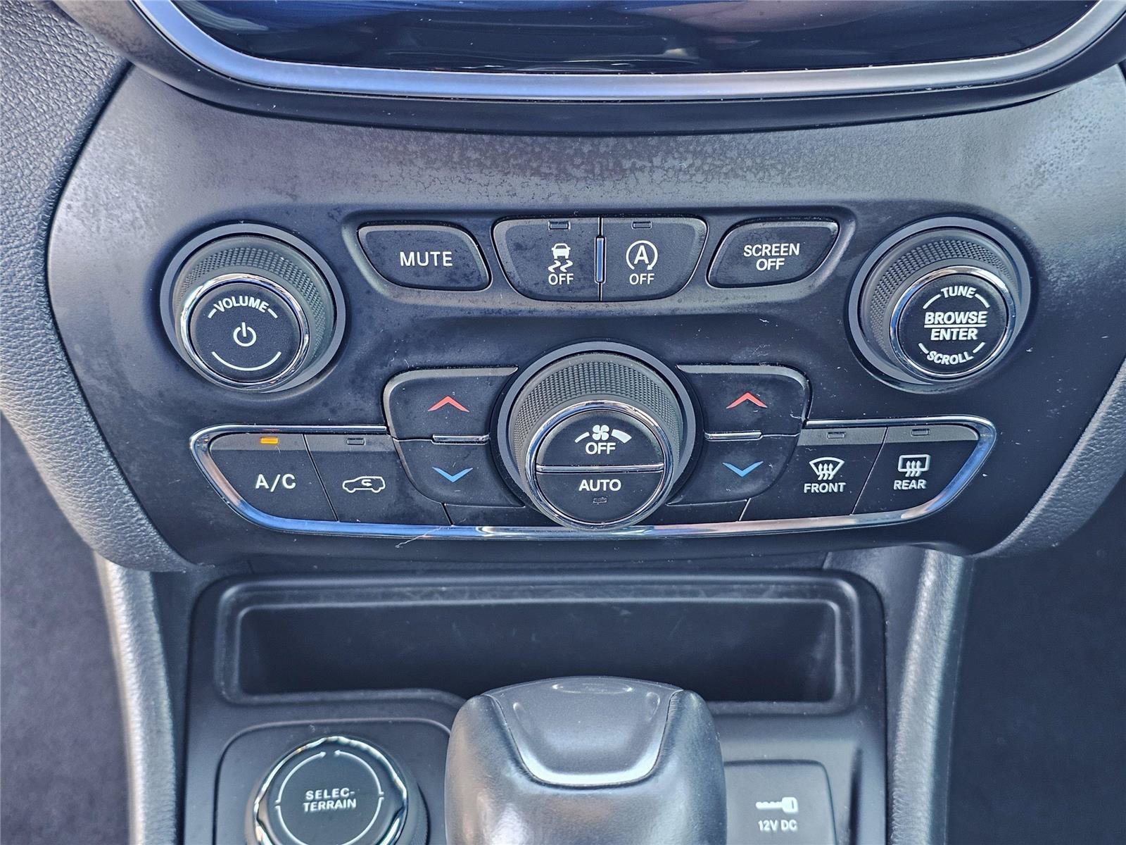 Used 2019 Billet Silver Metallic Clearcoat Jeep Limited image 29