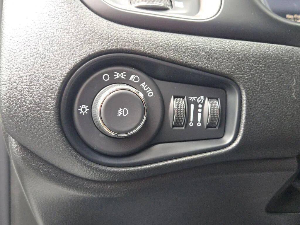 Used 2023 White Jeep Limited image 23