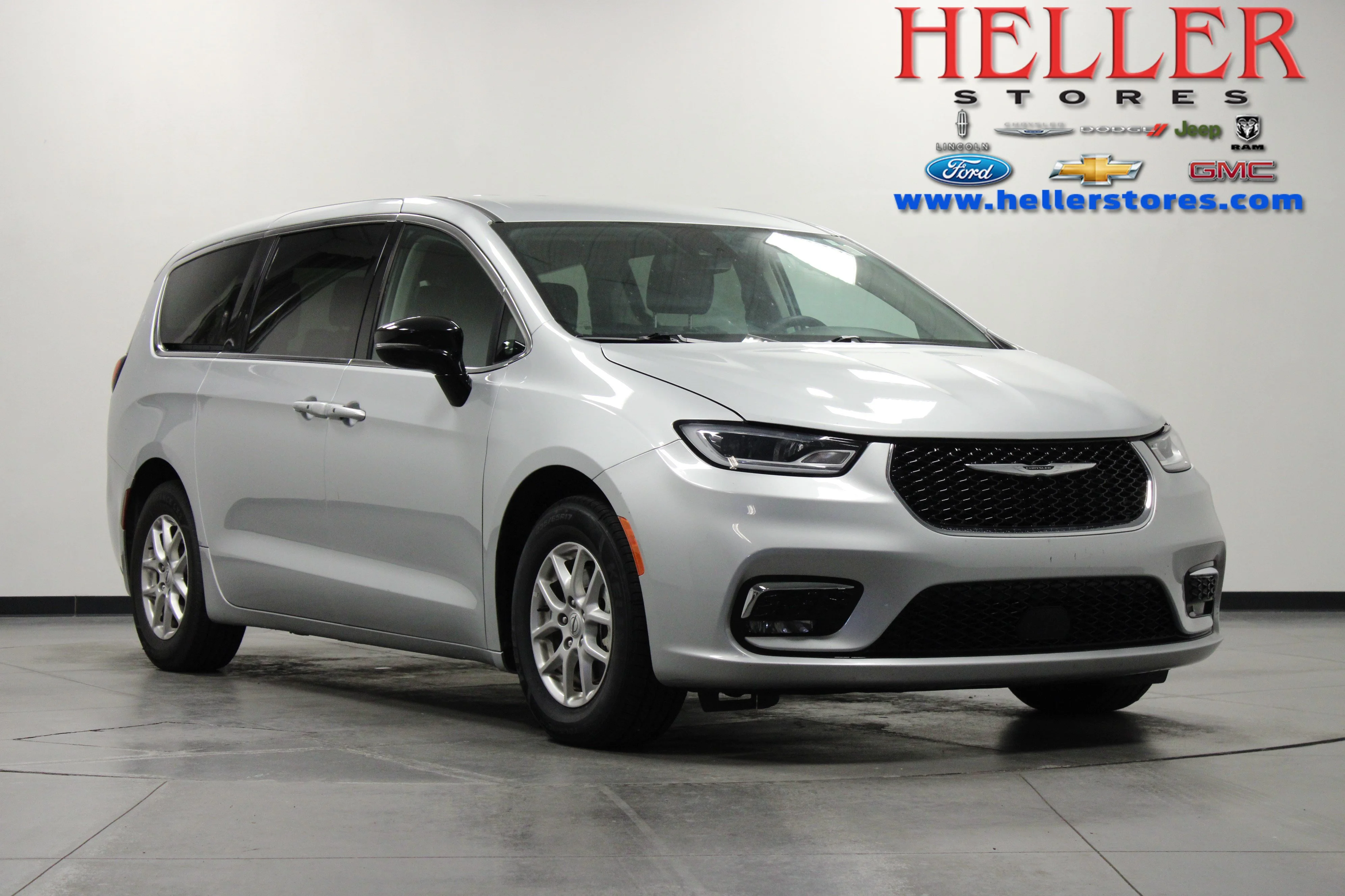 Used 2024 Silver Mist Clearcoat Chrysler Touring L image 1