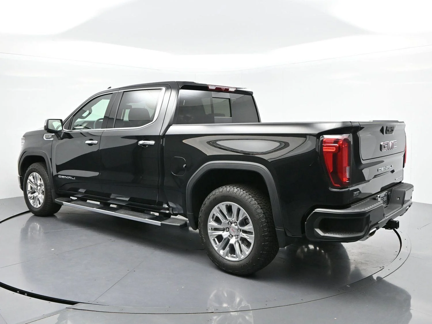 Used 2025 Onyx Black GMC Denali image 5