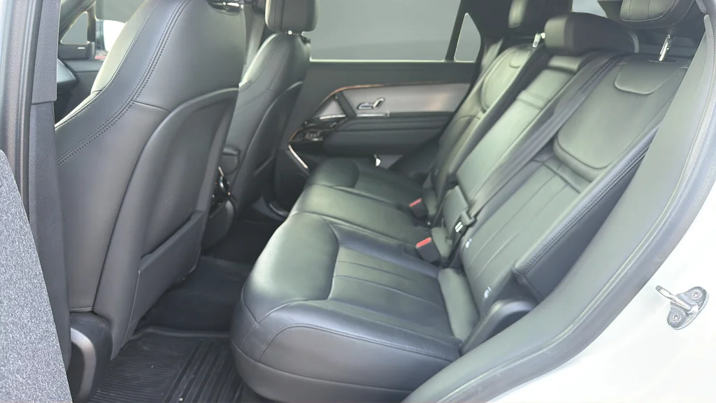 Used 2024 White Land Rover SE image 18