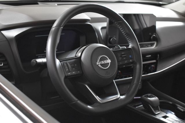Used 2023 Gold Nissan Platinum image 24