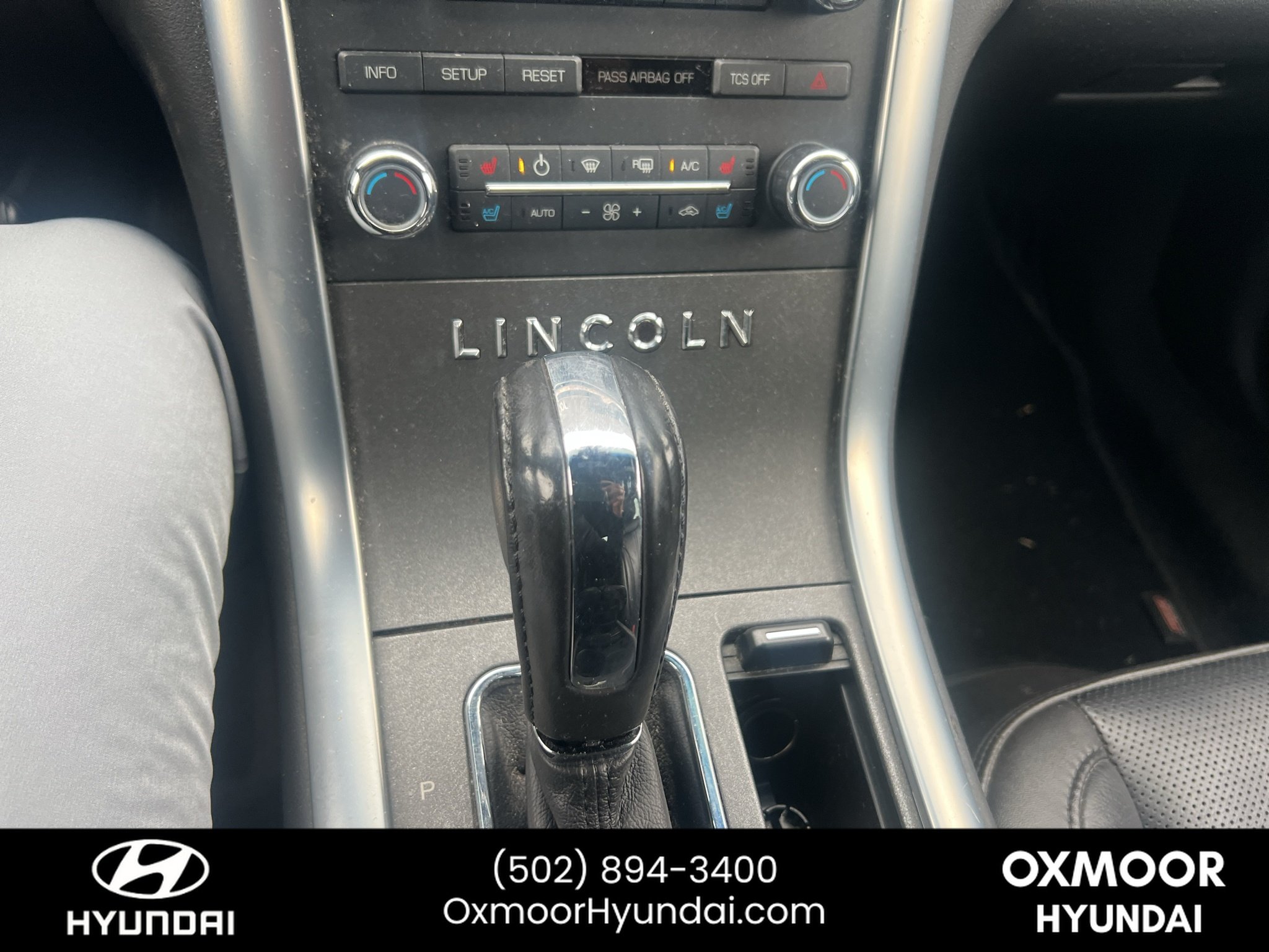 Used 2011 White Platinum Metallic Tri-Coat Lincoln Base image 11