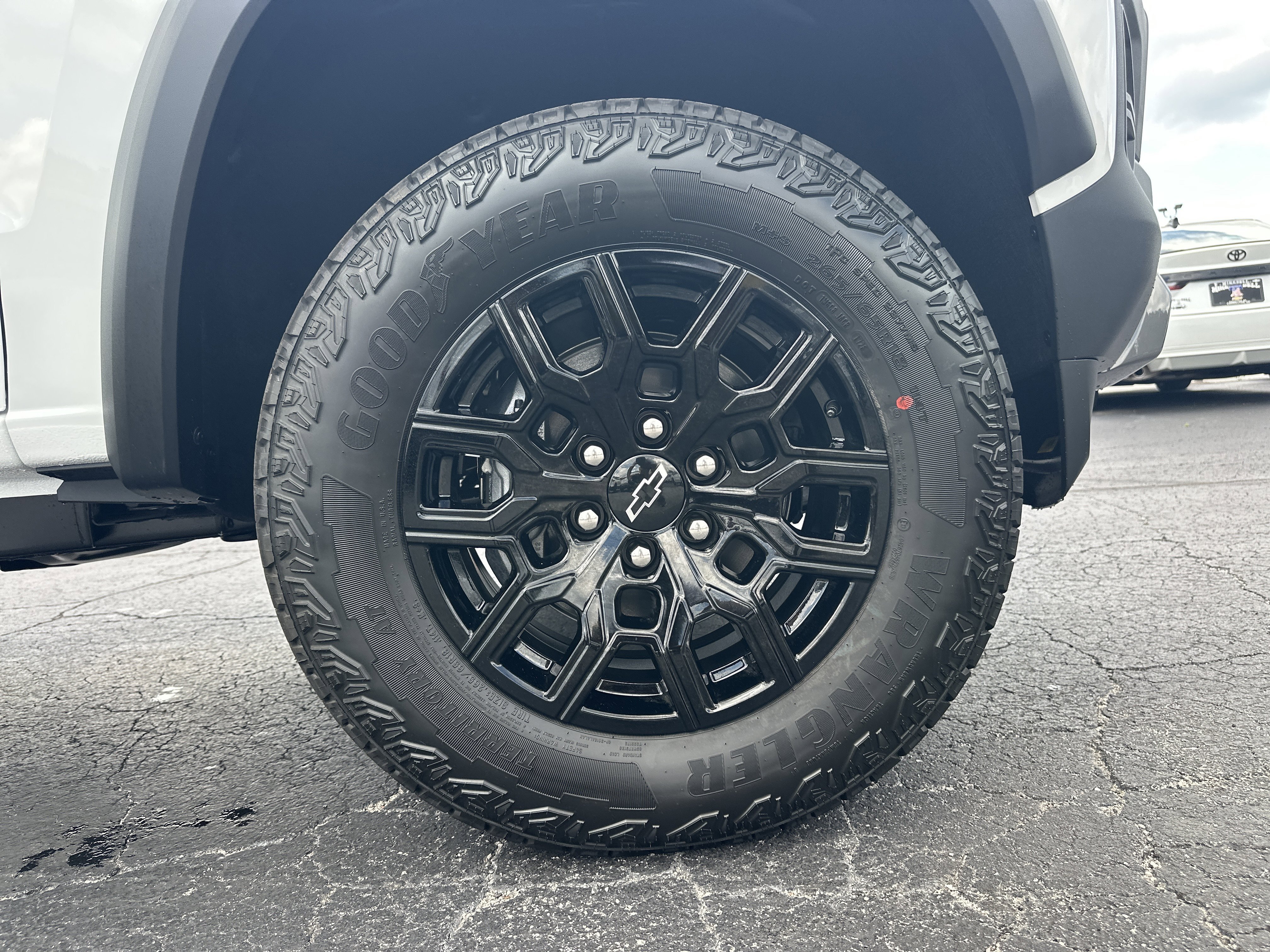 New 2026 Summit White Chevrolet Trail Boss image 13