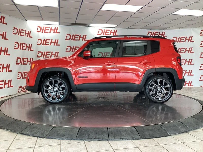 Used 2023 Red Jeep Latitude image 4