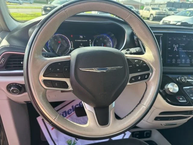 Used 2018 Black Chrysler Limited image 15