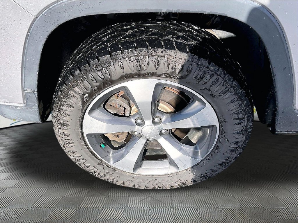 Used 2019 Billet Silver Metallic Clearcoat Jeep Limited image 7