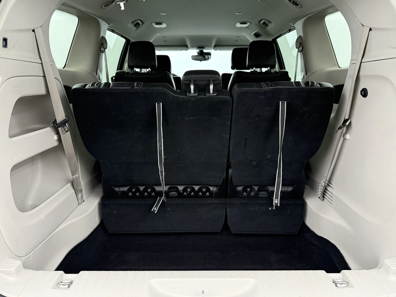 Used 2024 Diamond Black Crystal Pearlcoat Chrysler Touring L image 8