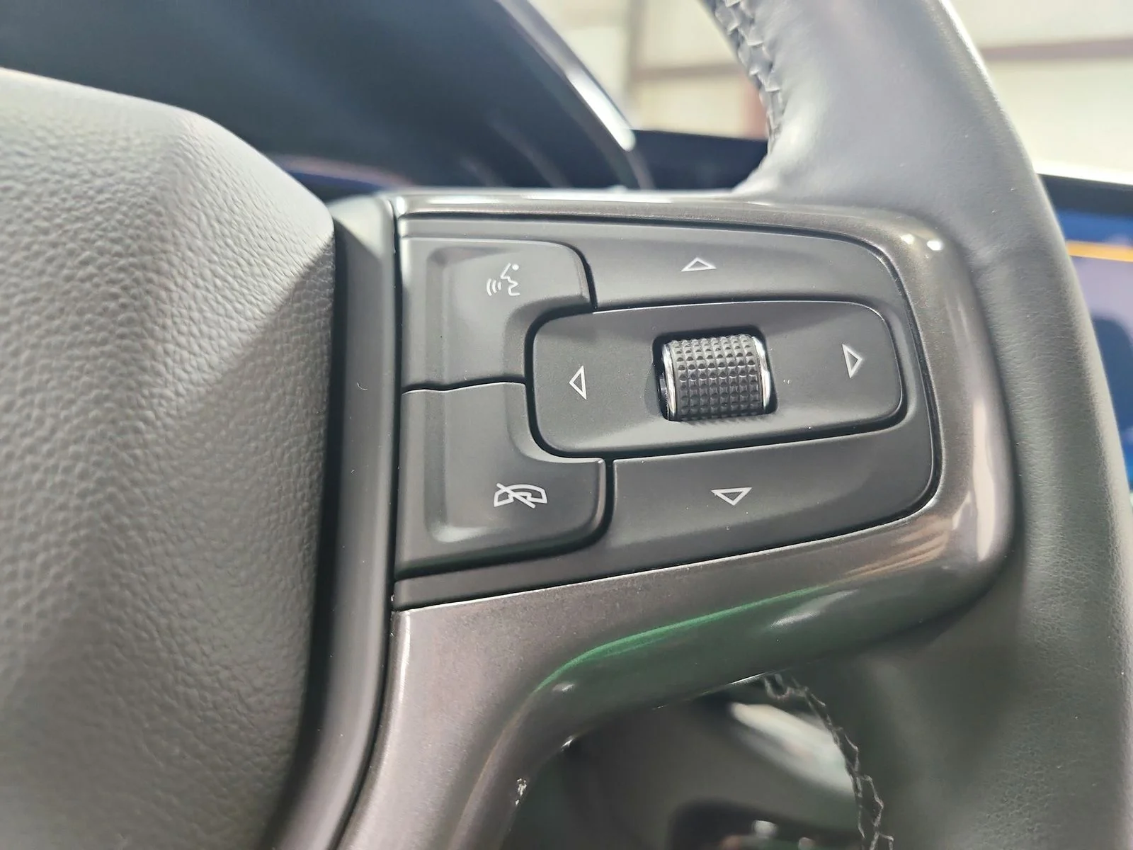 Used 2024 Iridescent Pearl Tricoat Chevrolet High Country image 25
