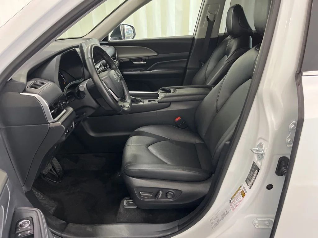 Used 2024 White Toyota XLE image 3