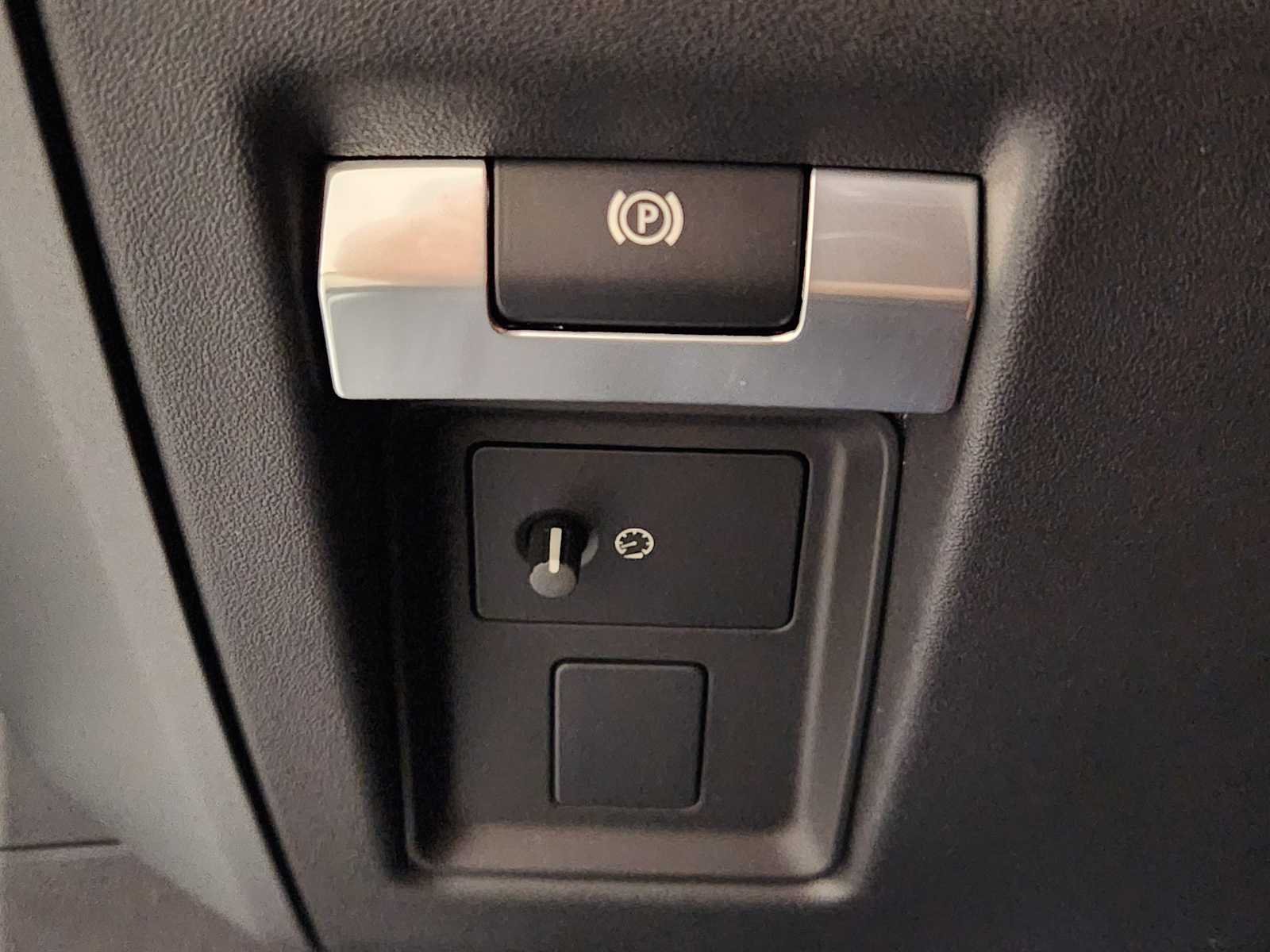 New 2026 Fuji White Land Rover X-Dynamic SE image 21