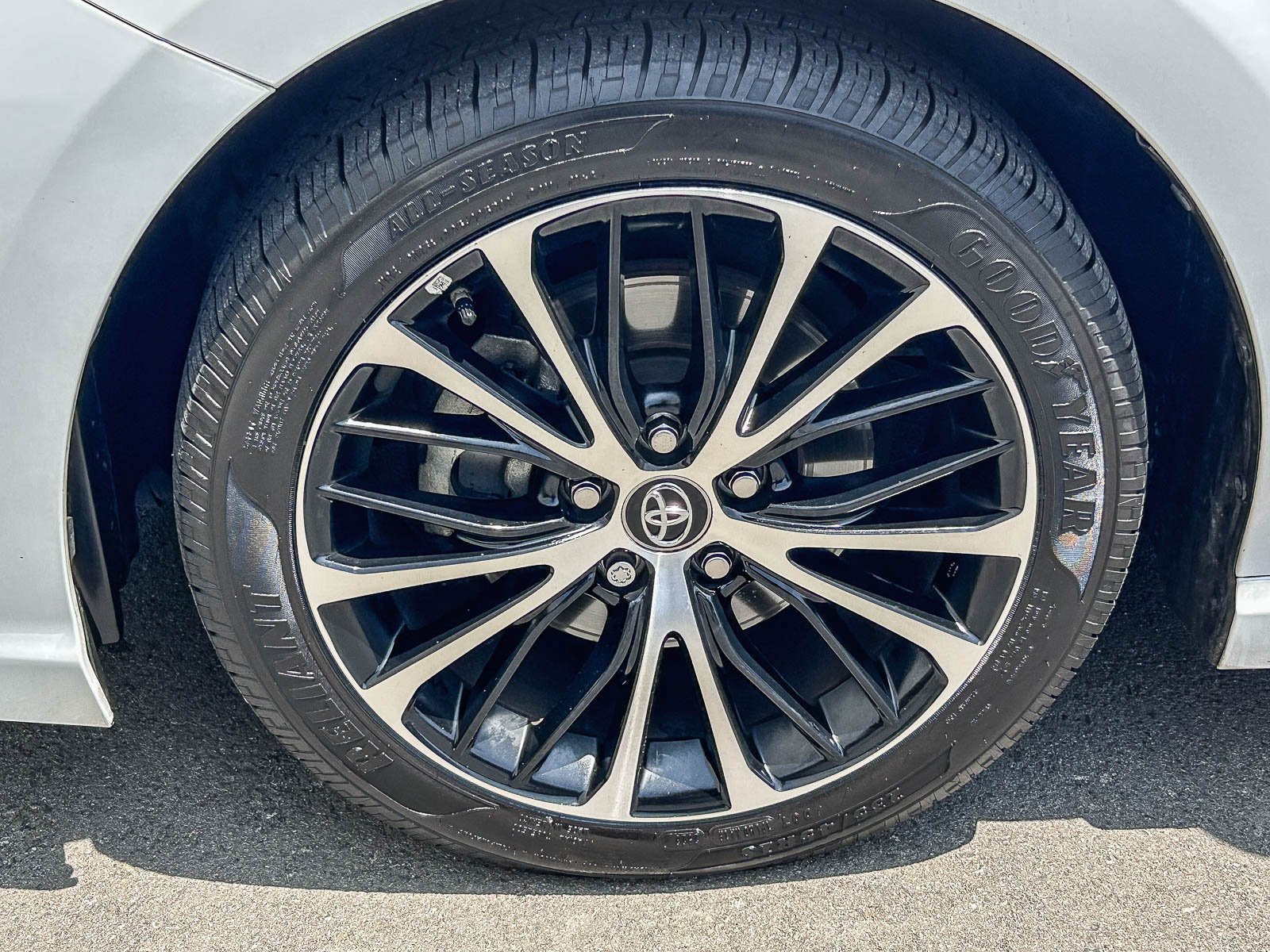Used 2018 SUPER WHITE Toyota SE image 10