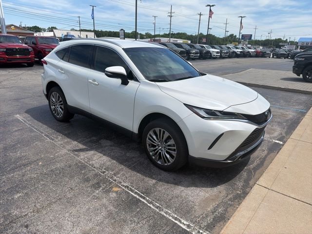 Used 2022 White Toyota XLE image 10