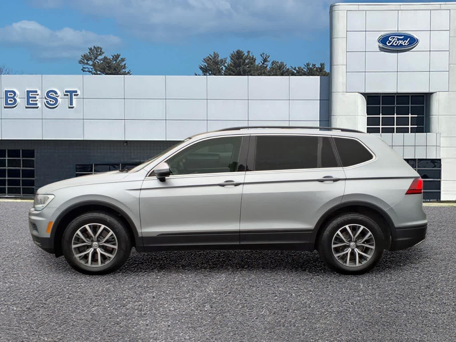 Used 2019 Pyrite Silver Metallic Volkswagen SE image 2
