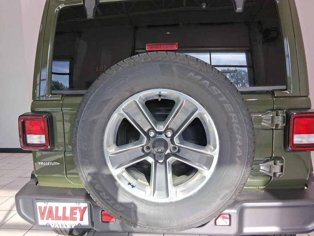 Used 2022 Green Jeep Unlimited Sahara image 29