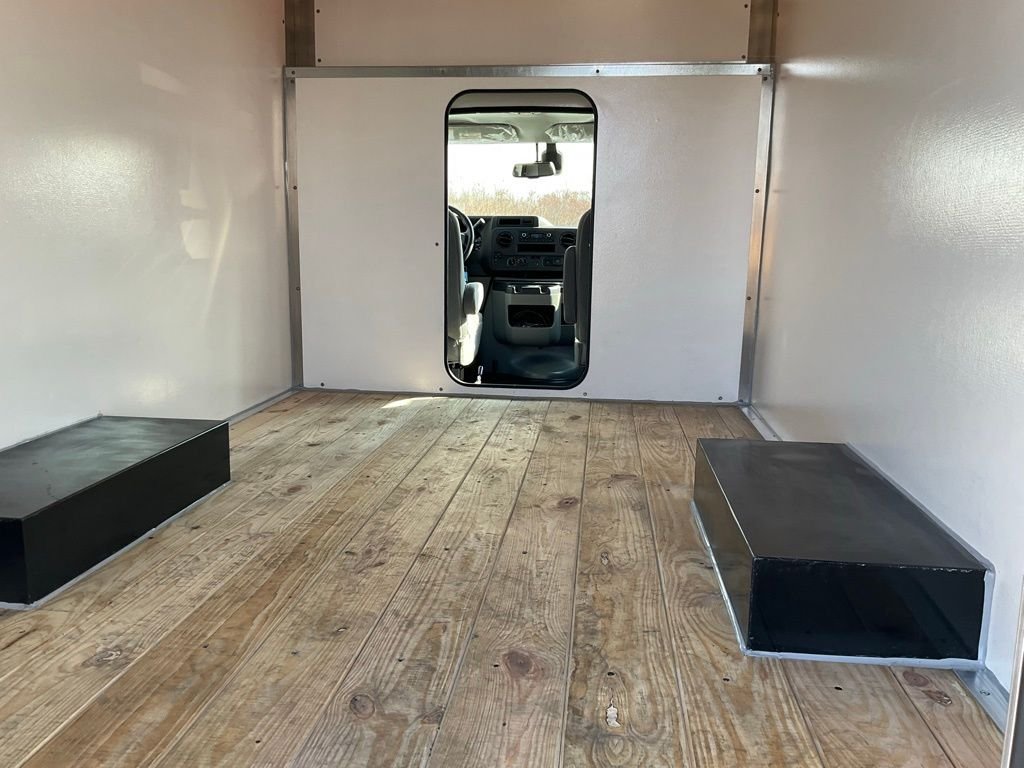 New 2026 Oxford White Ford E-350 SRW image 10