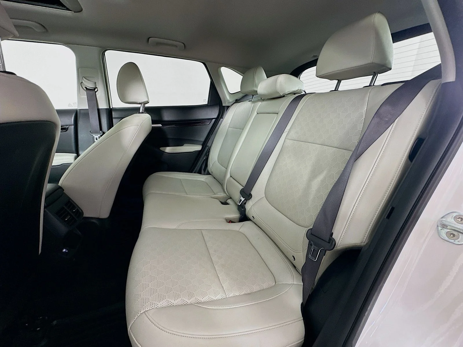 Used 2021 Snow White Pearl Kia EX image 24