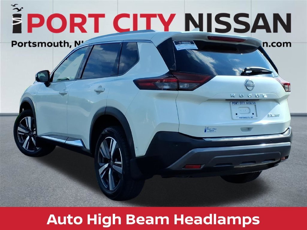 Used 2023 Pearl White Nissan SL premium w/heated leather seats & pano roof image 5
