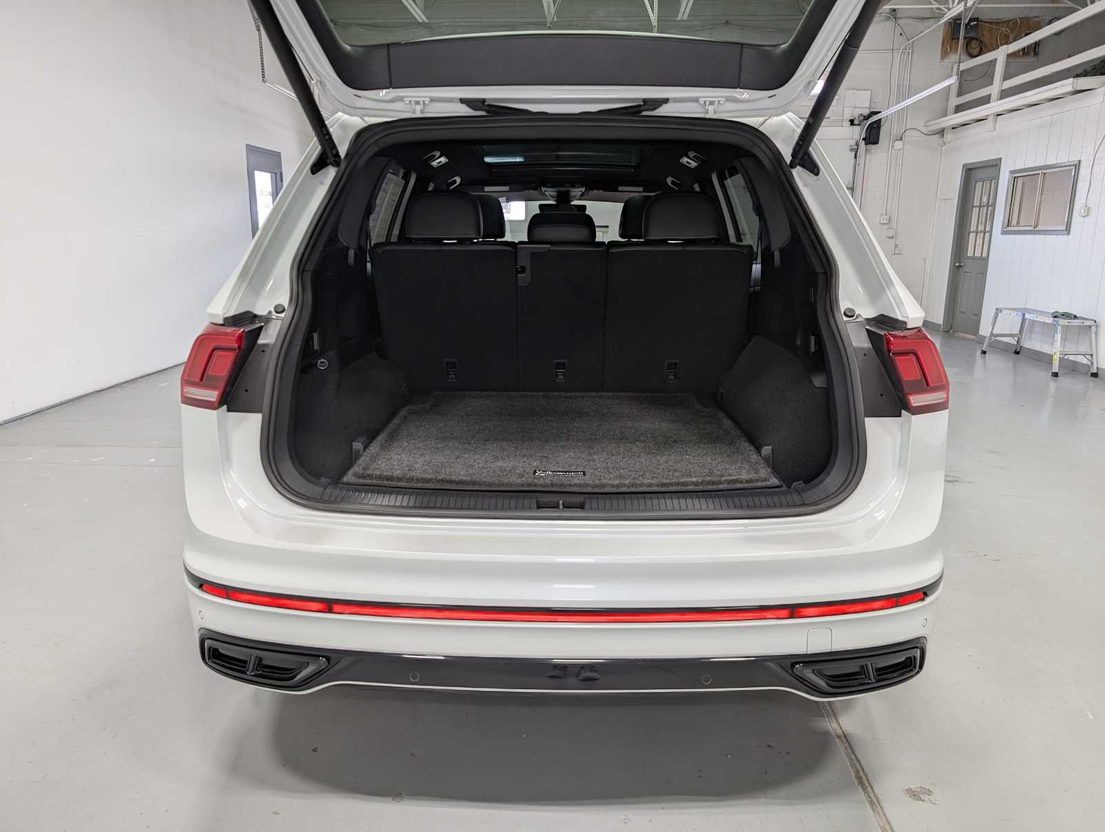 Used 2022 Oryx White Pearl Volkswagen SE R-Line Black image 41
