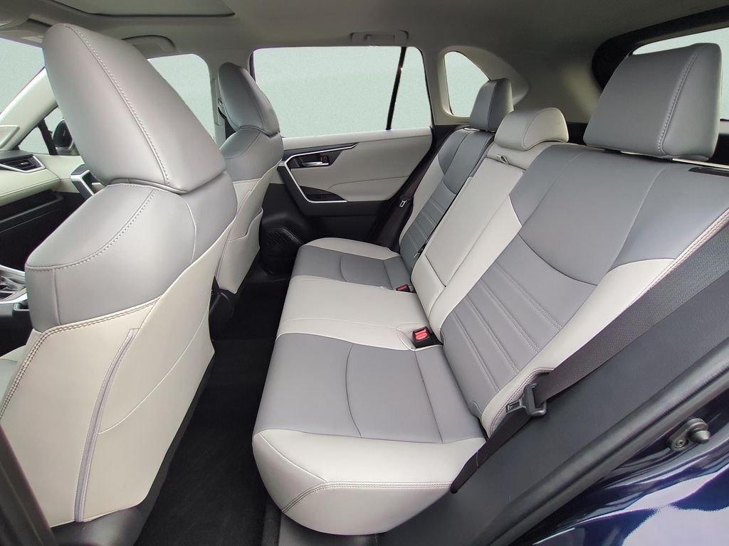 Used 2022  Toyota XLE Premium image 10