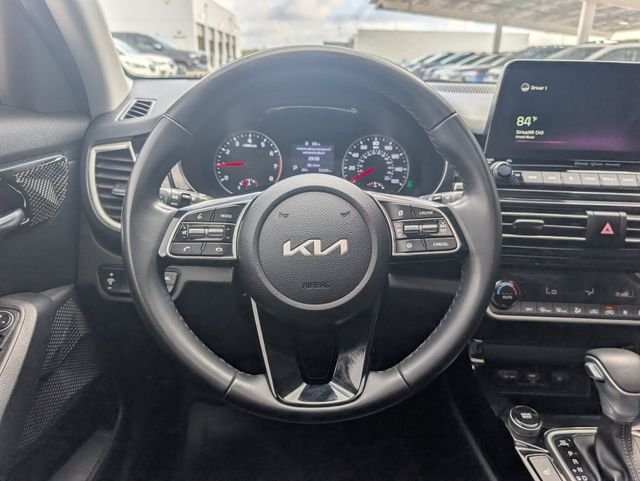 Used 2022 White Kia EX image 24