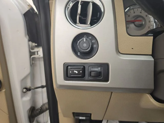 Used 2009 White Sand Tri-Coat Ford Lariat image 32