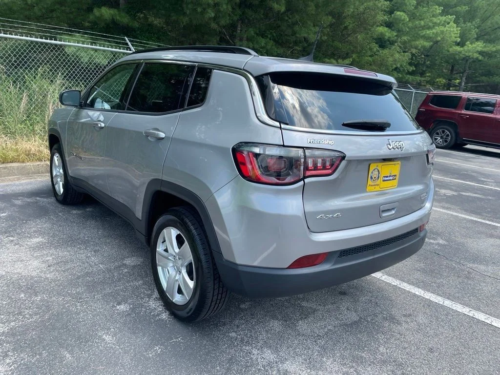 Used 2022 Silver Jeep Latitude image 3