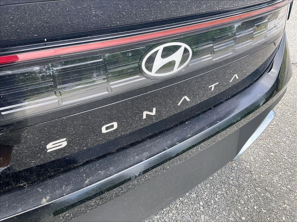 Used 2025 Black Hyundai SE image 28