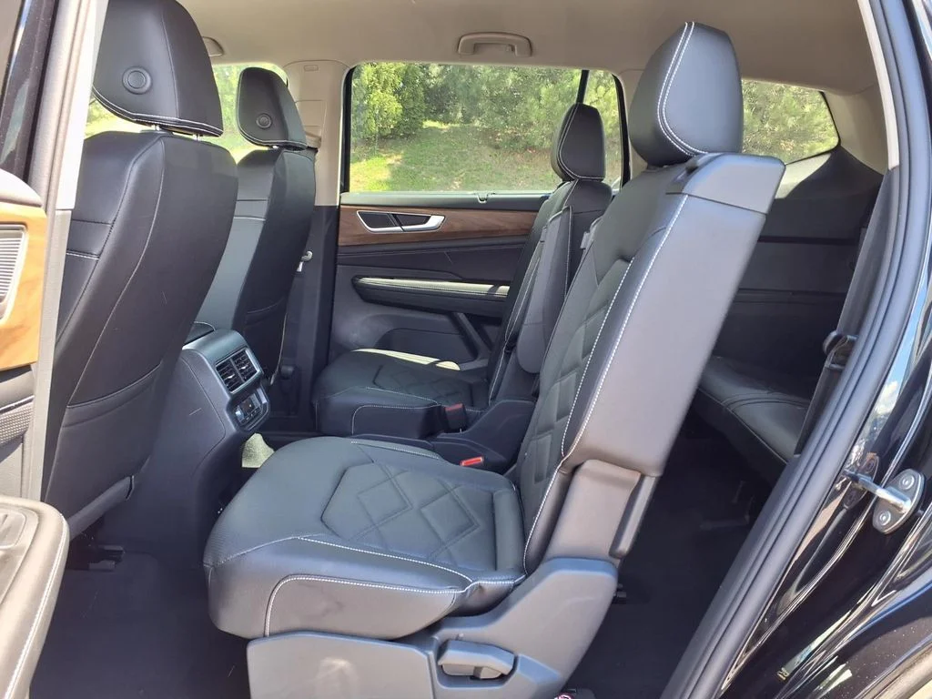 New 2026 Deep Black Pearl Volkswagen SE w/Technology image 18