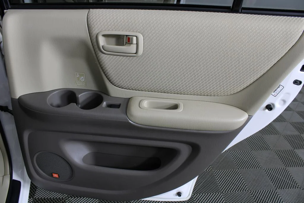 Used 2007 White Toyota V6 image 9